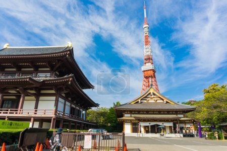 Téléchargez les photos : Le temple Zojo-ji se cache avec la tour de Tokyo le matin, Tokyo, Japon - en image libre de droit