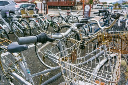 Téléchargez les photos : Groupe de vieux vélos parking à la gare de Kawaguchigo, Japon - en image libre de droit