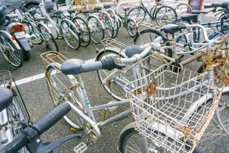 Foto de Estacionamiento de bicicletas antiguas en la estación de Kawaguchigo, Japón - Imagen libre de derechos