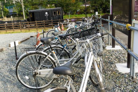 Téléchargez les photos : Bondé de vélos de stationnement à la gare de Shinoyoshida, Japon - en image libre de droit