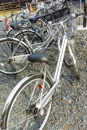 Téléchargez les photos : Bondé de vélos de stationnement à la gare de Shinoyoshida, Japon - en image libre de droit