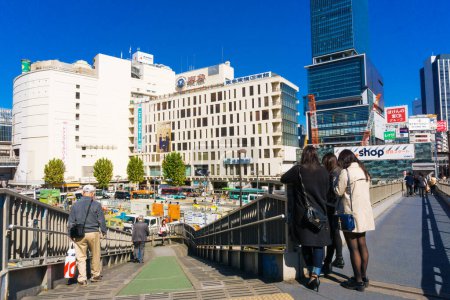 Foto de TOKIO, JAPÓN - 24 DE OCTUBRE DE 2016: Caminata de personas no identificadas en Shibuya Crossing en Tokio. el 24 de octubre de 2016. Tiene una población estimada de 221.801 habitantes y una densidad de población de 14.679,09 personas por km2. - Imagen libre de derechos