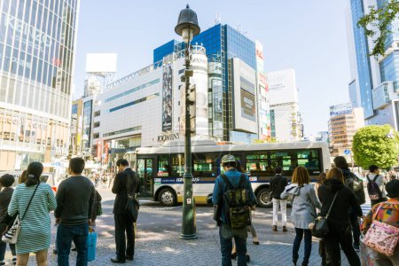 Téléchargez les photos : TOKYO, JAPON - 24 OCTOBRE 2016 : Des personnes non identifiées marchent à Shibuya Crossing à Tokyo. le 24 octobre 2016. Sa population est estimée à 221 801 habitants et sa densité de population à 14 679,09 habitants par km2. - en image libre de droit