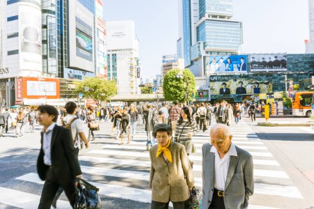 Téléchargez les photos : TOKYO, JAPON - 24 OCTOBRE 2016 : Des personnes non identifiées marchent à Shibuya Crossing à Tokyo. le 24 octobre 2016. Sa population est estimée à 221 801 habitants et sa densité de population à 14 679,09 habitants par km2. - en image libre de droit