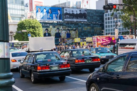 Téléchargez les photos : Tokyo, Japon - 24 octobre : Taxi à Shibuya Crossing le 24 octobre 2016 à Tokyo, Japon. Shibuya Crossing est l'un des passages piétons les plus fréquentés au monde
. - en image libre de droit