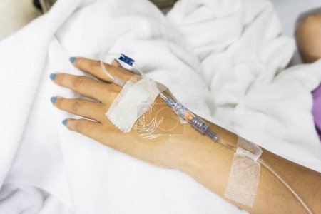 Téléchargez les photos : Maladie des mains avec intraveineuse au patient sur couverture blanche - en image libre de droit