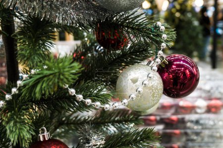Téléchargez les photos : Arbre de Noël et décoration sur fond de boutique festive, Fête d'hiver - en image libre de droit