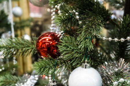 Téléchargez les photos : Sapin de Noël avec décoration d'ornement de boule, Fête festive - en image libre de droit