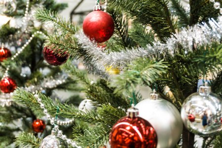 Téléchargez les photos : Boule de Noël avec décoration en pin avec lumières de fond - en image libre de droit