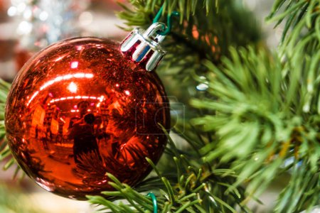Téléchargez les photos : Sapin de Noël avec décoration d'ornement de boule, Fête festive - en image libre de droit