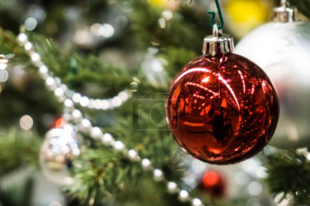 Foto de Bola de Navidad con decoración en pino con luces de fondo - Imagen libre de derechos