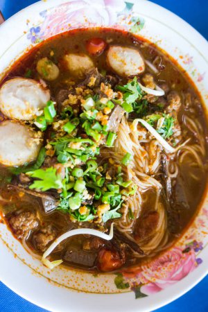 Téléchargez les photos : Vermicelles de riz thaïlandais est de type rond nouilles curry épicé gros plan - en image libre de droit