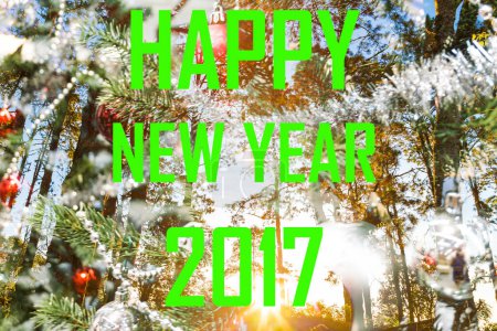 Foto de Feliz año nuevo 2017 palabra verde con pino amanecer en camino bosque montaña - Imagen libre de derechos