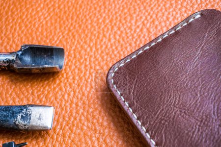 Téléchargez les photos : Artisanat en cuir pour portefeuille travaillant avec un outil sur le bureau de travail de l'artisan en cuir
 . - en image libre de droit