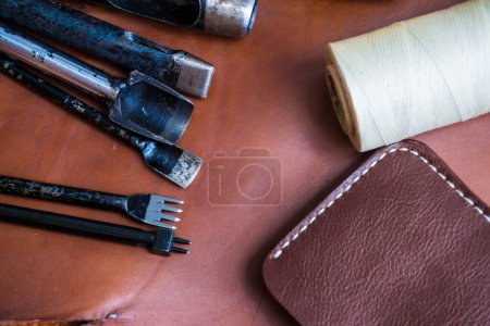 Foto de Objeto artesanal de cuero genuino con herramienta que usa para herramientas de bricolaje de billetera - Imagen libre de derechos