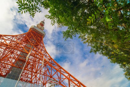 Téléchargez les photos : Tokyo Tower wth vert arbre ciel bleu, Tokyo Japon - en image libre de droit