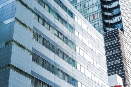 Téléchargez les photos : Moderne fenêtre de l'immeuble de bureaux vue dégagée avec fond bleu réfléchissant - en image libre de droit