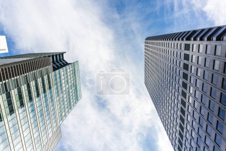 Téléchargez les photos : Vue imprenable du reflet du bâtiment de fenêtre comme fond bleu ciel - en image libre de droit