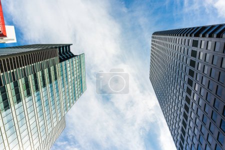 Téléchargez les photos : Vue imprenable du reflet du bâtiment de fenêtre comme fond bleu ciel - en image libre de droit