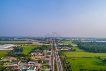 Téléchargez les photos : Vue aérienne de la voiture de transport sur la route avec arbre route rurale de Thaïlande - en image libre de droit