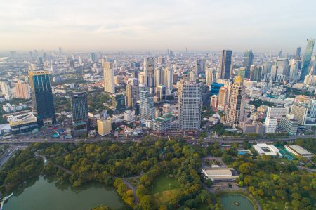 Foto de Vista aérea Edificio de oficinas con Lumpini Park en el centro del distrito financiero en el distrito de Sathorn sBangkok - Imagen libre de derechos