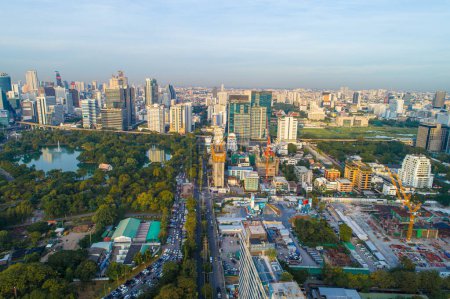 Téléchargez les photos : Vue Aérienne Immeuble de bureaux avec Lumpini Park au centre-ville Centre Du Quartier Financier à Sathorn sBangkok - en image libre de droit