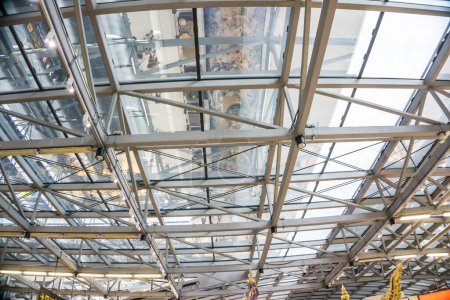 Téléchargez les photos : Structure de toit métallique de l'aéroport bâtiment intérieur Tuile de toit en acier avanisé - en image libre de droit