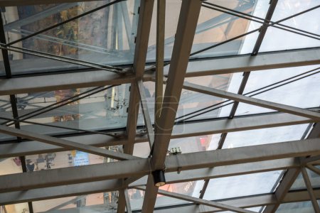 Téléchargez les photos : Structure de toit métallique de l'aéroport bâtiment intérieur Tuile de toit en acier avanisé - en image libre de droit