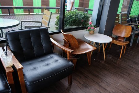 Foto de Sofá de cuero de lujo brazo de madera en café vintage, Muebles de interior - Imagen libre de derechos