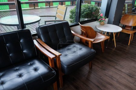 Téléchargez les photos : Canapé en cuir de luxe bras en bois dans un café vintage, mobilier d'intérieur - en image libre de droit