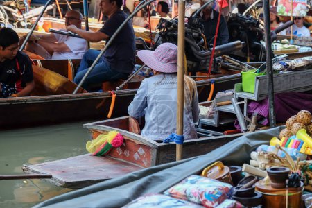 Téléchargez les photos : Vente de fruits et de nourriture locale sur bateau au marché flottant, Thaïlande - en image libre de droit