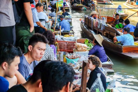 Téléchargez les photos : BANGKOK 25 MARS : Service de bateau avec les touristes au marché flottant Damnoen Saduak le 25 mars 2017 à Bangkok. Endroit populaire traditionnel d'achat et de vente encore pratiqué dans les canaux Damnoen Saduak de Thaïlande - en image libre de droit