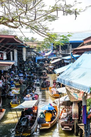 Téléchargez les photos : BANGKOK 25 MARS : Service de bateau avec les touristes au marché flottant Damnoen Saduak le 25 mars 2017 à Bangkok. Endroit populaire traditionnel d'achat et de vente encore pratiqué dans les canaux Damnoen Saduak de Thaïlande - en image libre de droit