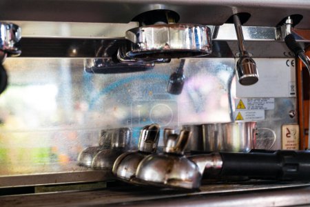 Téléchargez les photos : Machine à café outil industriel préparation de café artisanal et coulée, concept de nourriture et de boissons - en image libre de droit