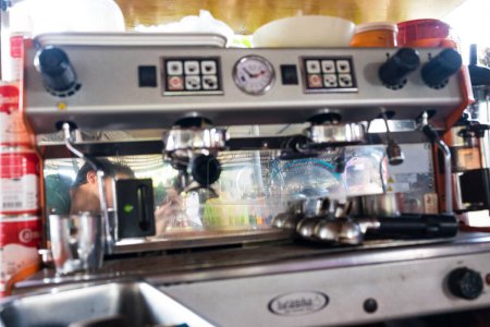 Foto de Máquina de café herramienta industrial preparación de artesanías café y verter, concepto de alimentos y bebidas - Imagen libre de derechos