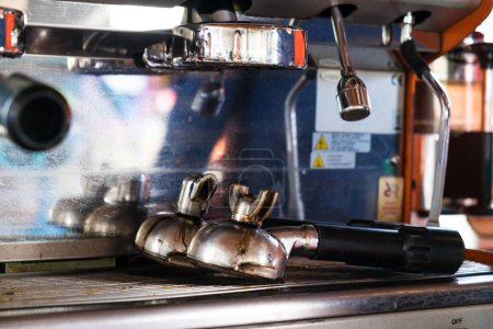 Foto de Máquina de café herramienta industrial preparación de artesanías café y verter, concepto de alimentos y bebidas - Imagen libre de derechos