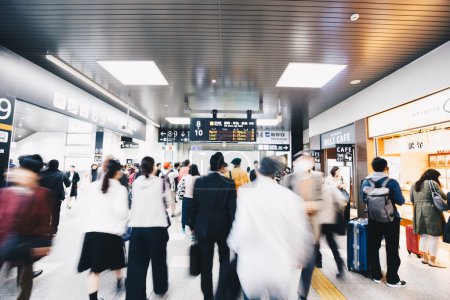 Téléchargez les photos : Passagers flous marchant dans la gare d'Osaka concept d'arrière-plan d'affaires - en image libre de droit