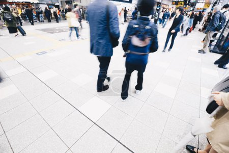 Foto de Pasajeros borrosos caminando en Osaka estación de tren concepto de fondo de negocios - Imagen libre de derechos