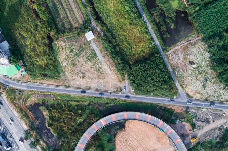 Téléchargez les photos : Au-dessus de l'intersection des transports route rurale avec voiture arbre vert, concept de transport vert - en image libre de droit