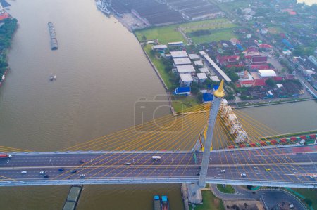 Foto de Vista aérea del edificio de la ciudad de Bangkok con la carretera de tráfico en el puente de Bhumibol en la mañana amanecer - Imagen libre de derechos