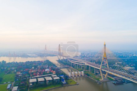 Téléchargez les photos : Vue aérienne du bâtiment de la ville de Bangkok avec route de circulation sur le pont Bhumibol au lever du soleil du matin - en image libre de droit