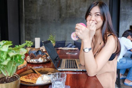 Téléchargez les photos : Entreprise occasionnelle femme assise dans le magasin de cofee utiliser smartphone connexion en ligne travail d'affaires de n'importe où - en image libre de droit