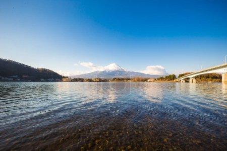 Téléchargez les photos : Mt. Fuji avec neige dans le lac Shoji, préfecture de Yamanashi, Japon - en image libre de droit