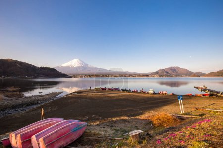 Téléchargez les photos : Fujisan montagne réflexion sur l'eau avec bateau matin lever du soleil kawaguchiko lac neige paysage, Japon - en image libre de droit