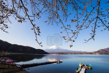 Téléchargez les photos : Fujisan montagne réflexion sur l'eau avec bateau matin lever du soleil kawaguchiko lac neige paysage, Japon - en image libre de droit