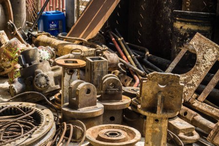 Téléchargez les photos : Excavatrice repaire de pièces dans l'atelier de réparation vieux moteur industrie lourde - en image libre de droit