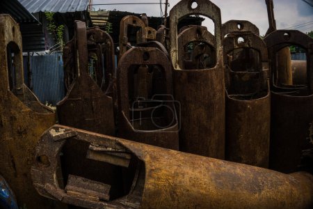 Téléchargez les photos : Excavatrice repaire de pièces dans l'atelier de réparation vieux moteur industrie lourde - en image libre de droit