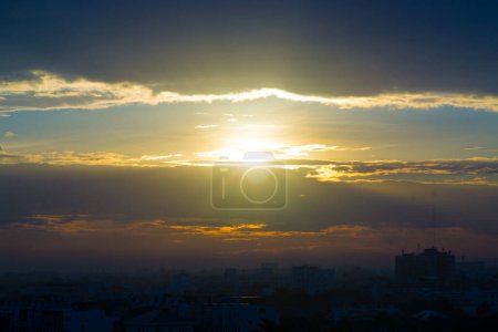Foto de Salida del sol con nube y edificio en la ciudad de Bangkok, Tailandia - Imagen libre de derechos