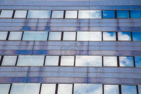 Téléchargez les photos : Window office building in Tokyo city against blue sky with cloud uprise view - en image libre de droit