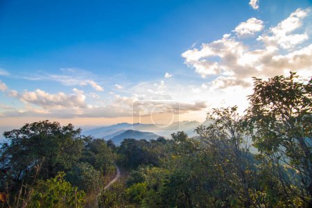 Téléchargez les photos : Pic de forêt tropicale montagne coucher de soleil ciel avec nuage nature paysage été fond - en image libre de droit
